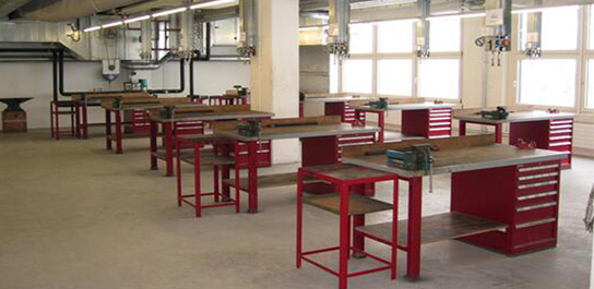 山東發(fā)電設備廠(chǎng)使用浦豐柜業(yè)鉗工工作臺品質(zhì)升級